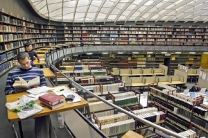 Lesesaal der Bibliothek im KG IV