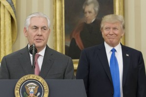 Donald-Trump-vereidigt-Rex-Tillerson-als-Auenminister-der-USA-Rex-Tillerson-L-delivers-remarks-after-being-sworn-in-as-Secretary-of-