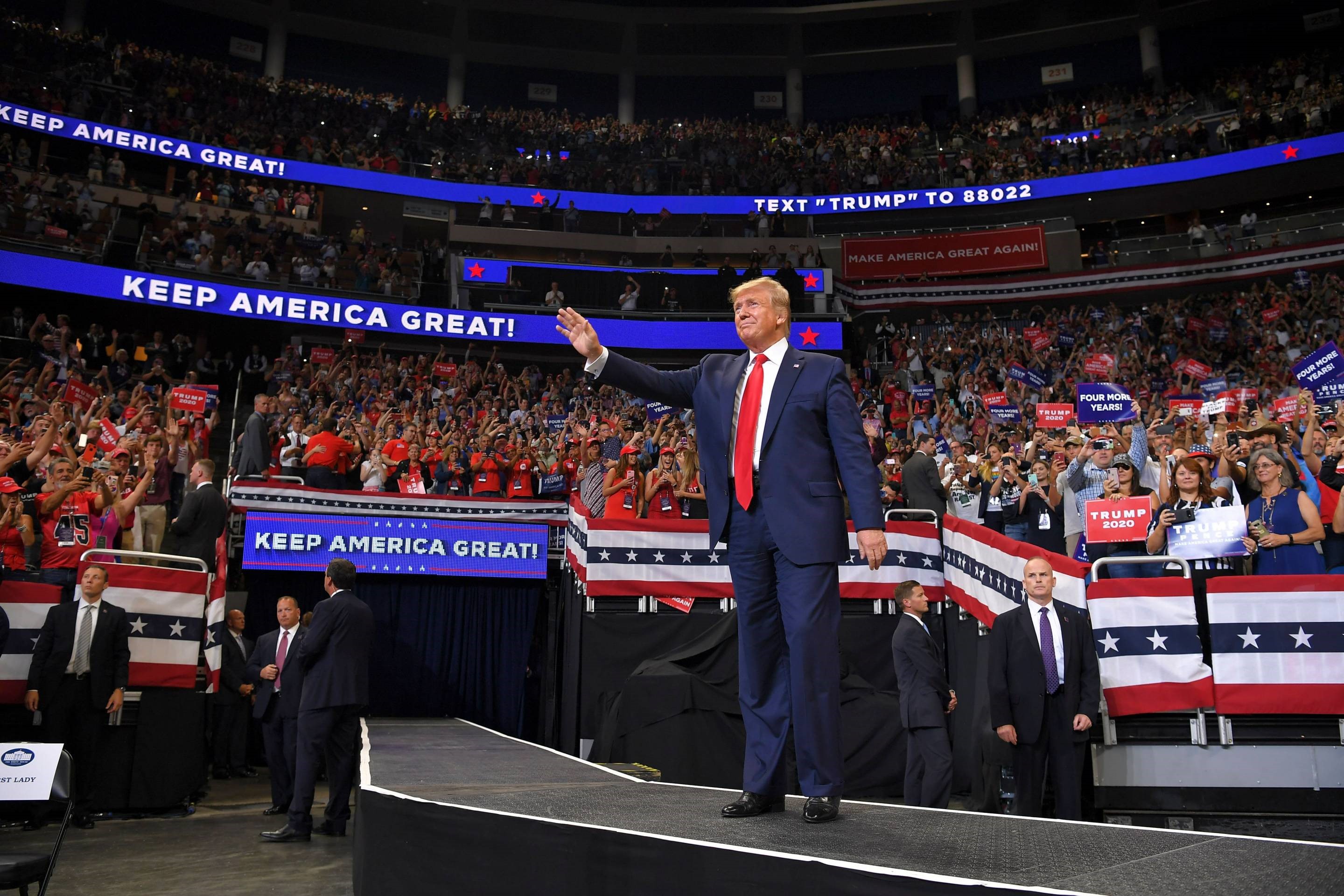 di Luca Marfé
La campagna elettorale non è finita mai, ma questa volta ricomincia per davvero.
Donald Trump è a Orlando, in Florida. Cammina avanti e indietro su un palco immerso in una folla rossa e festante. «Make America Great Again», si legge sui cappellini di migliaia e migliaia di sostenitori. «Keep America Great», rilanciano gli schermi e grida lui, svelando così la riedizione di uno slogan che, comunque lo si voglia leggere, è già entrato di diritto nella storia degli Stati Uniti.