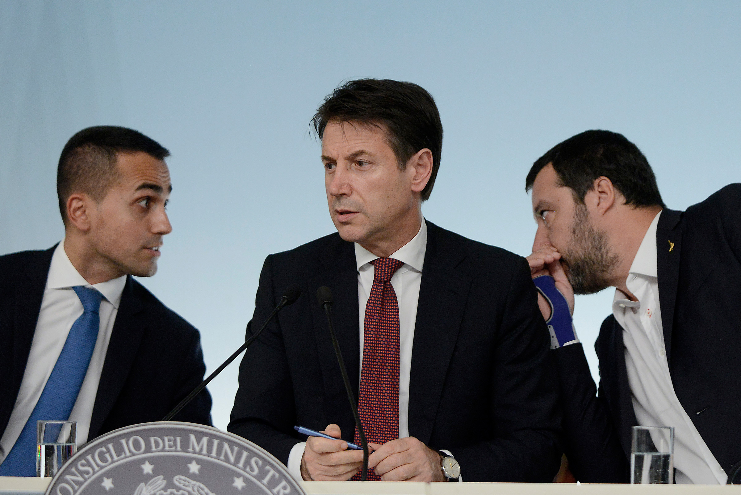 di Alessandro Campi
“La crisi appena cominciata / è già finita.” Ragionando (e cantando) alla Sergio Endrigo, il governo dovrebbe restare tranquillamente in carica, altro che rottura o elezioni anticipate. E chi si appiglia, per sostenere il contrario, agli insulti e alle parole grosse che quotidianamente volano tra Salvini e Di Maio non ha ancora capito come funziona la comunicazione politica nell’epoca dei social (e, aggiungiamo, come funzionano i rapporti anche personali tra i due dioscuri).