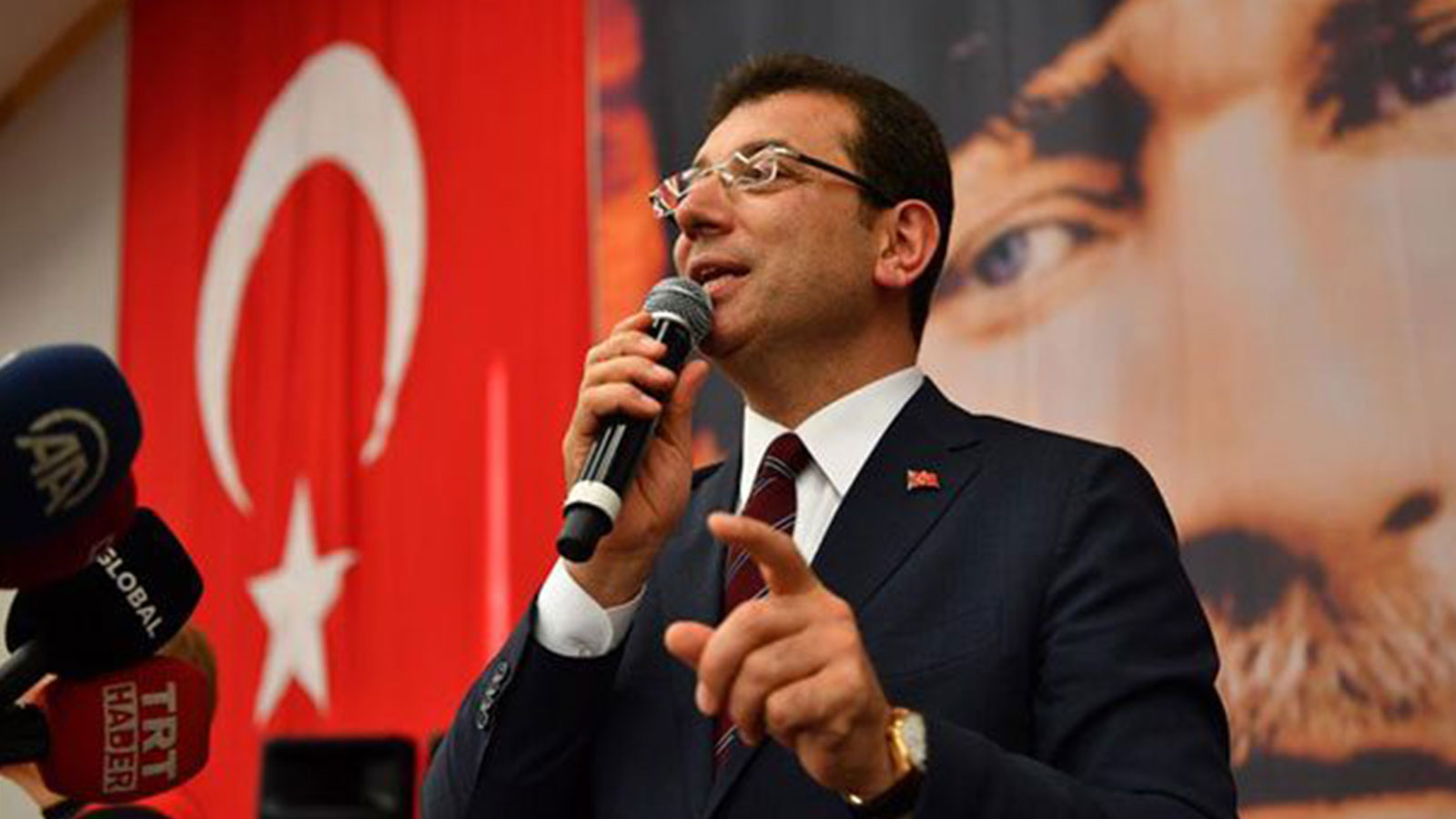 di Riccardo Gasco
Il 2019 ha rappresentato un anno particolarmente complicato dal punto di vista politico per la Turchia del Presidente Recep Tayyip Erdogan. Le elezioni municipali hanno visto trionfare il Partito Repubblicano del Popolo (Chp), nonché principale partito d’opposizione, in 21 province della Turchia che insieme contribuiscono per circa il 62% del Pil nazionale. Le due sconfitte più pesanti per il Presidente e il suo partito della Giustizia e dello Sviluppo (Akp), si sono verificate ad Istanbul,