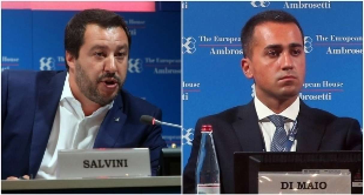 di Mauro Zampini
Ci voleva l’evidenza del baratto tra taglio dei vitalizi (materia su cui non vi è alcuna competenza governativa) e reintroduzione dei voucher, con il via libera di Salvini sul primo e l’ammorbidimento di Di Maio sui secondi, per afferrare finalmente in pieno il senso del “contratto di governo”, che sta alla base di quello che appariva dall’inizio un governo dei diversi. Se non dei contrari:  così apparivano, così si insultavano fino al giorno delle elezioni del 4 marzo,