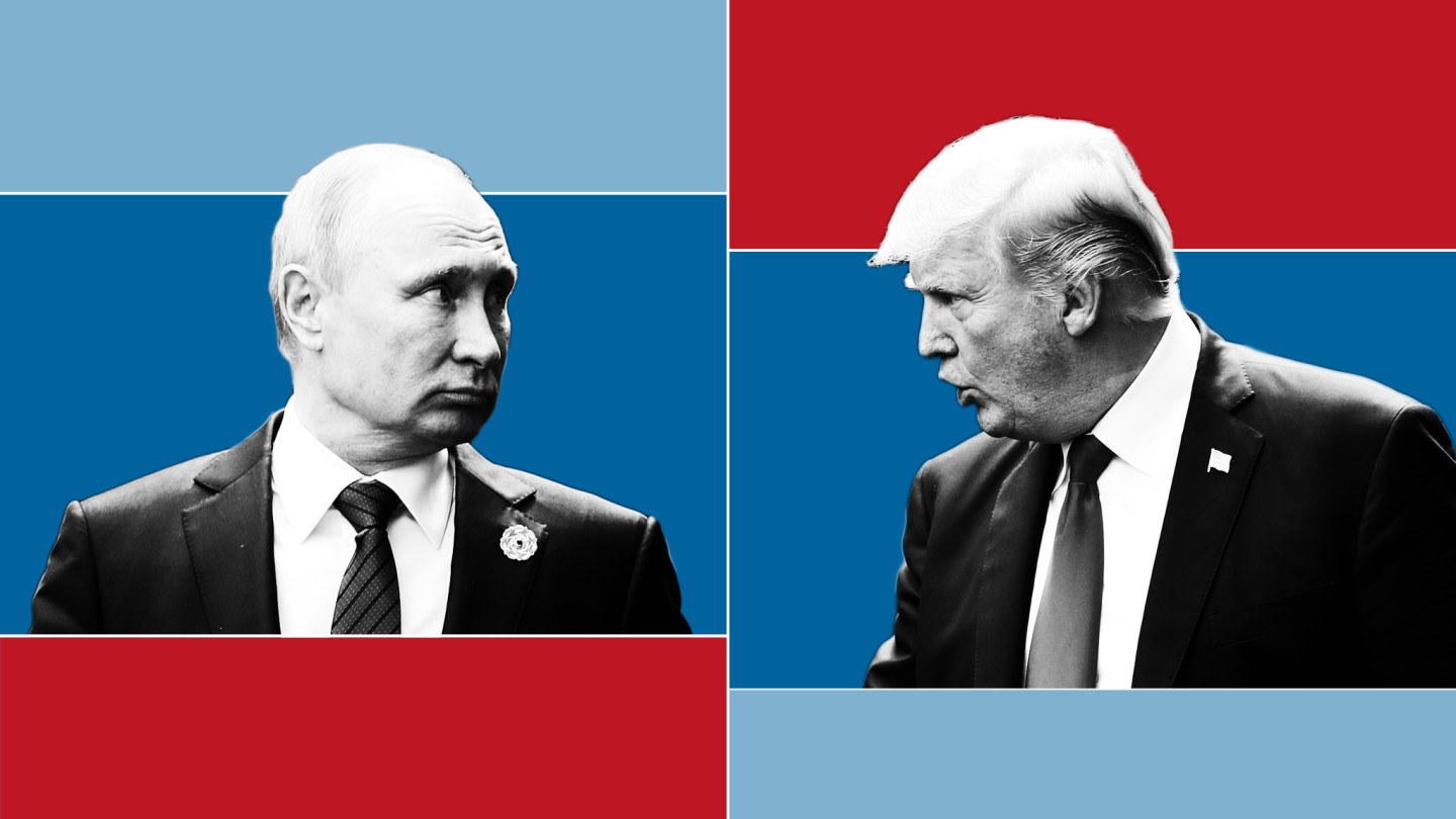 di Luca Marfé
NEW YORK – Il fiato del mondo sospeso ad Helsinki. Donald Trump e Vladimir Putin tra le mura del palazzo presidenziale: sorridono, posano per le foto ufficiali, vengono immortalati in una stretta di mano che vale il 90% dell’arsenale nucleare mondiale.
Sospetti, formalità e cortesie, ma anche tanti dossier sparpagliati sul tavolo: dal nucleare, appunto, al commercio, alle forze armate, alla Crimea, alla Cina.
«Stanno accadendo talmente tante cose di cui dobbiamo discutere»,