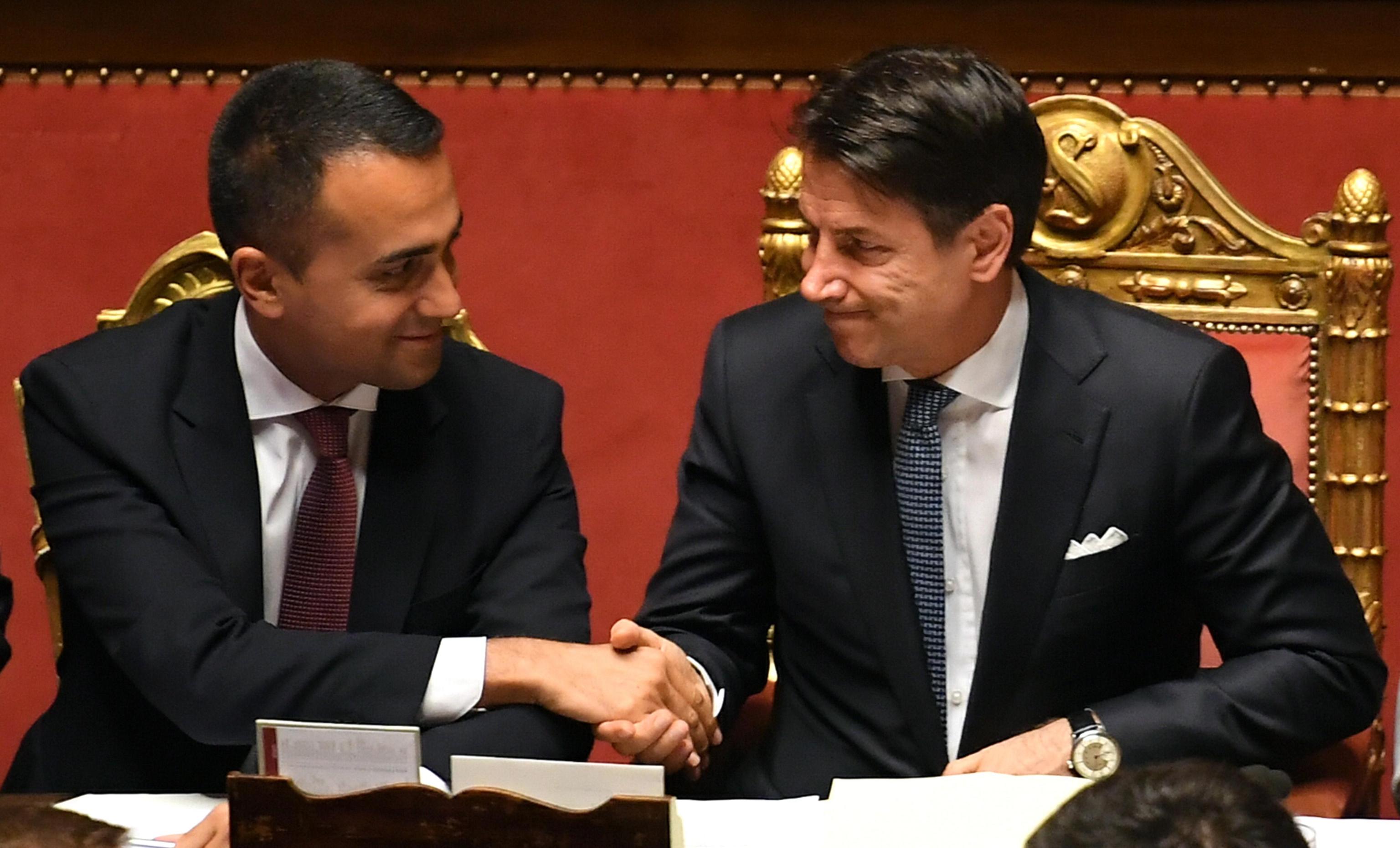 di Alessandro Campi
Il quadro politico italiano si riassume in questi due divertenti paradossi. Da un lato abbiamo le sardine che manifestano contro l’opposizione invece che contro il governo (un caso unico al mondo). Dall’altro abbiamo Di Maio, capo politico del M5S, che conduce una quotidiana opposizione al governo di cui fa parte ma alla cui nascita, diversamente da Grillo, non ha mai creduto veramente.
Come evolverà il sardinismo, lo vedremo presto. Il movimento ha annunciato un congresso che potrebbe preludere alla costituzione di una forza politica organizzata,